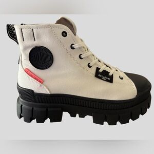 🆕Palladium Revolt Hi Tx NIB EU41.5/9.5 Women’s